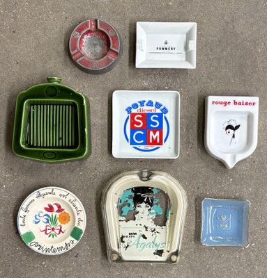 de nombreux objets différents qui se trouvent tous ensemble par terre
