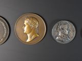 trois médailles en or et en argent représentant un homme et une femme