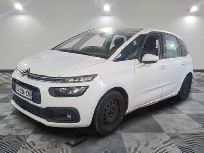 la citrole blanche est garee sur un carrelage en damier