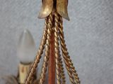 un oiseau perché sur une lampe