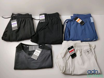 quatre paires de pantalons de sport pour homme, encore étiquetées
