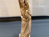 statue d'une femme tenant un enfant dans ses bras et portant une couronne