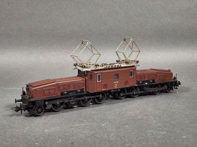 un petit train posé sur une surface grise