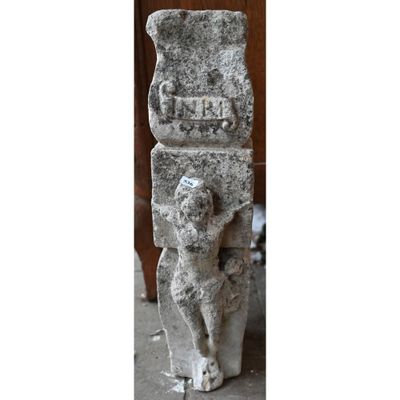 une statue en pierre représentant un chat assis sur une chaise