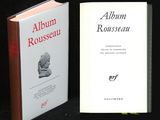 un livre ouvert posé à côté d'un livre fermé sur une table