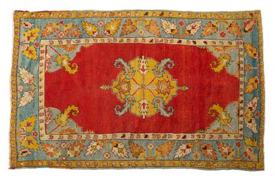 un tapis rouge et bleu à motifs de médaillons