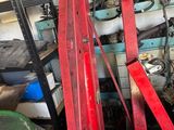 un tas d'outils posés les uns à côté des autres dans un garage