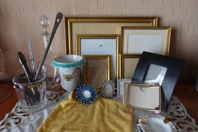 une table sur laquelle se trouvent plusieurs objets