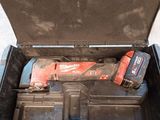 une boîte à outils contenant des outils, posée sur le sol