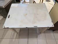 Ancienne table ouvrant à un tiroir, piètement bois et platea…