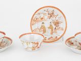 quatre pièces de vaisselle en porcelaine (assiettes et tasses) posées sur un fond blanc