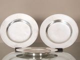 deux assiettes blanches posées sur une table en verre