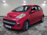 la photo d'une voiture rouge garée sur un sol en damier
