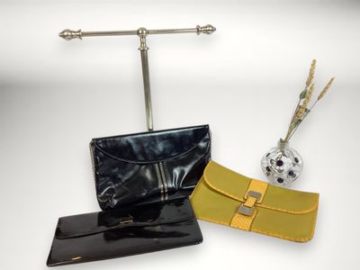 une paire de sacs à main noirs et jaunes sur fond blanc