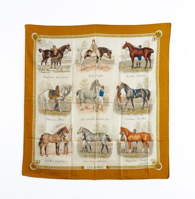 une image représentant une écharpe ornée de chevaux