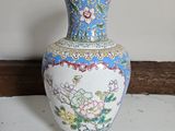 un vase posé sur une étagère dans une pièce