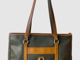 le grand sac fourre-tout vert et marron est représenté sur un fond blanc