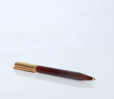l'image d'un stylo sur une surface blanche