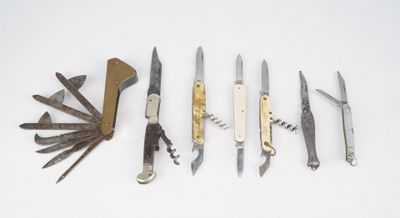 beaucoup de couteaux différents sur la table