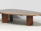 une table basse ovale en bois, à deux pieds et dotée d'un socle en bois