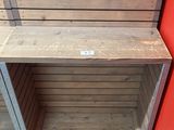 une étagère en bois sur laquelle est posé un pot