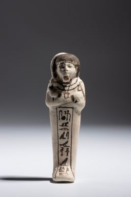 OUSHEBTI AU NOM D'HORI Faïence siliceuse à glaçure blanche e…