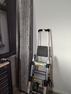 une échelle placée près d'une fenêtre dans une pièce