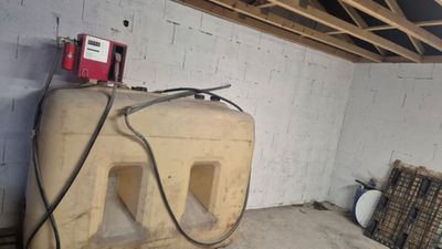 un bloc de béton surmonté d'une pompe à essence