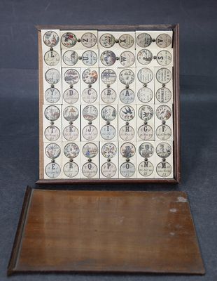 une photo d'une vitrine en bois sur laquelle se trouve une horloge