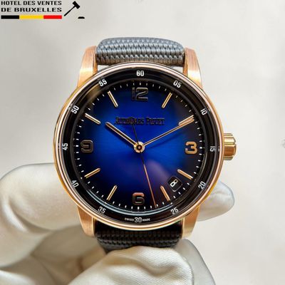 une montre tenue par un gant