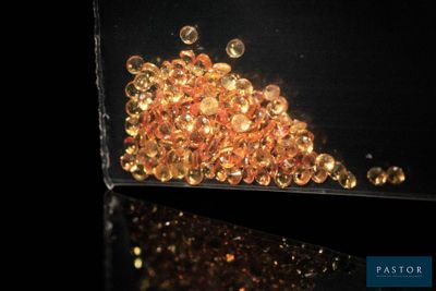 un tas de perles dorées sur une surface noire