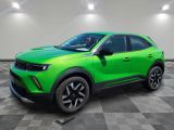 un SUV Chevrolet C-HR vert de 2021 garé dans un garage