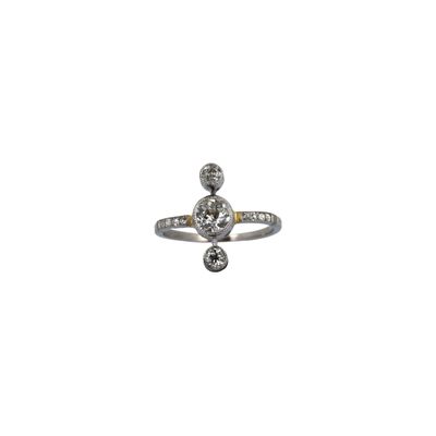 une image d'une bague en diamant sur fond blanc
