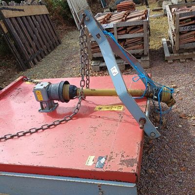 une grue fixée à un caisson à l'aide de chaînes
