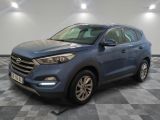 une Hyundai Tucson bleue de 2017 garée sur un sol à damier
