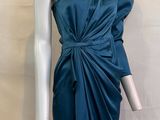 une photo d'un mannequin vêtu d'une robe bleue