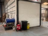 un grand garage contenant beaucoup de matériel