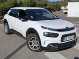 la voiture blanche est garée sur le côté de la route