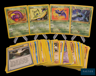 un lot de cartes posées sur une table