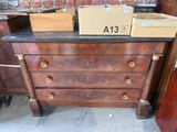 une commode en bois surmontée d'un coffret