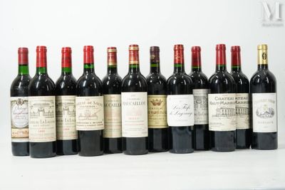 plusieurs bouteilles de vin sont alignées sur une table