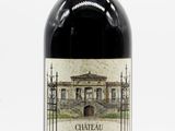 une bouteille de vin posée sur une table