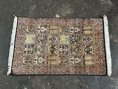 un tapis persan ancien posé à même le sol