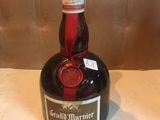 une bouteille de brandy posée sur une table