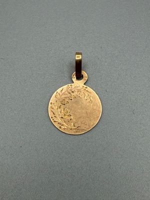 gros plan d'une pièce d'or sur une surface grise