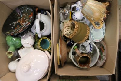une boîte remplie d'objets assortis posée sur une table