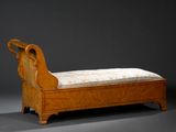 un banc en bois sur lequel est posé un coussin