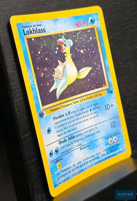 une carte Pokémon exposée sur une surface noire
