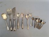 beaucoup de cuillères et de fourchettes en argent sur la table