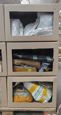 Plusieurs cartons de denrées alimentaires sont empilés sur une palette dans un entrepôt